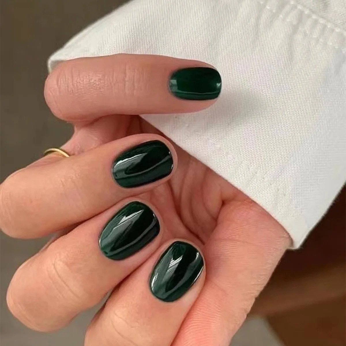 Uñas press on verde oscuro redondeada corta