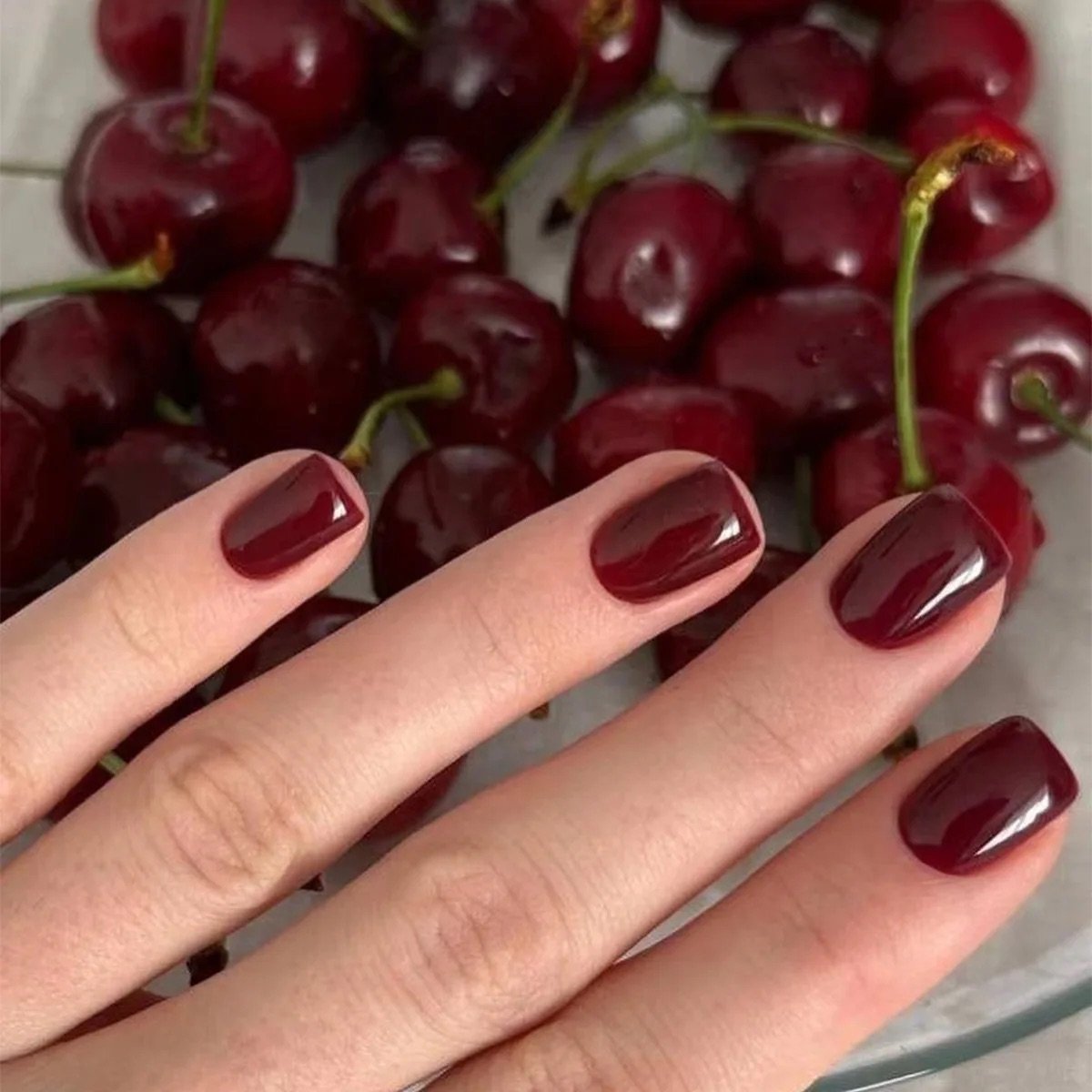 Uñas press on rojo cereza redondeada corta