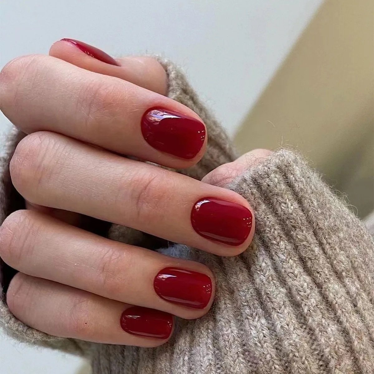 Uñas press on rojo clásico redondeada corta