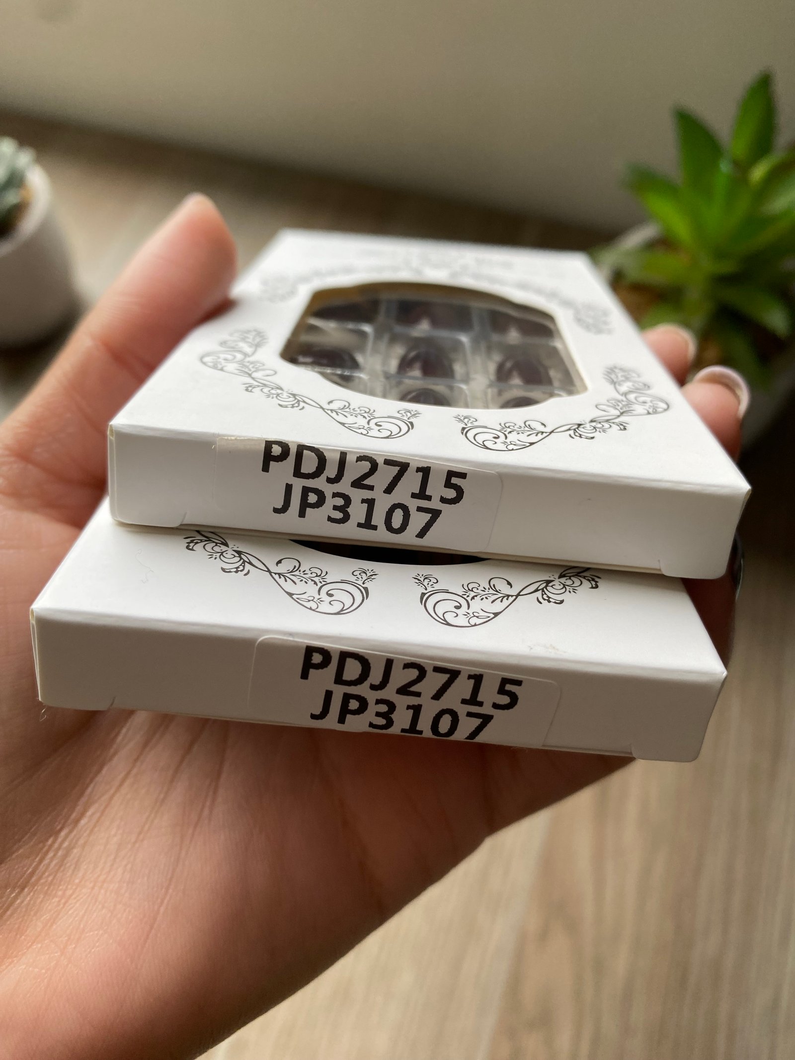 Uñas press on marrón oscuro puestas en mano — Klaia Beauty