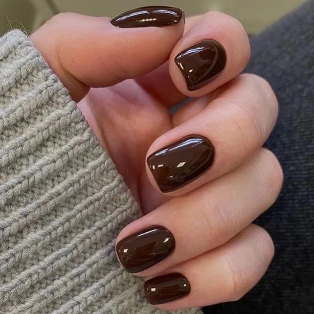 Klaia Beauty — Uñas press on nude en uso