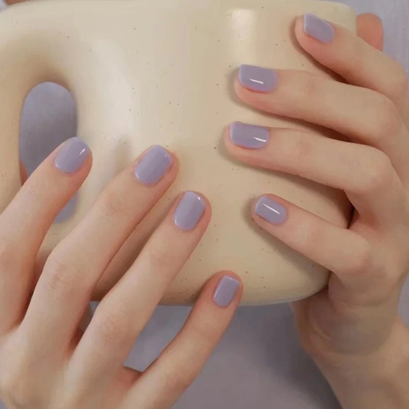 Uñas press on lila claro puestas en mano — Klaia Beauty