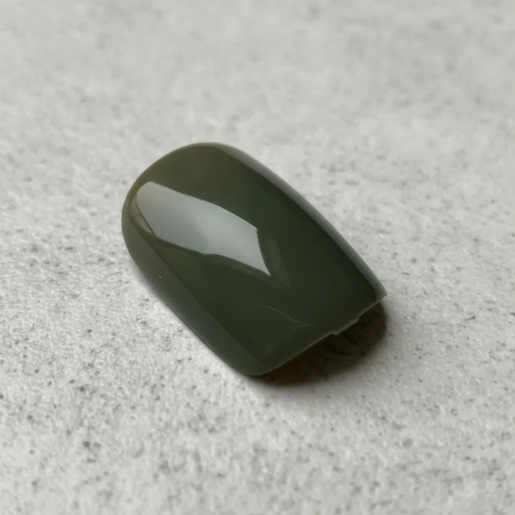Uñas press on verde oliva puestas en mano — Klaia Beauty
