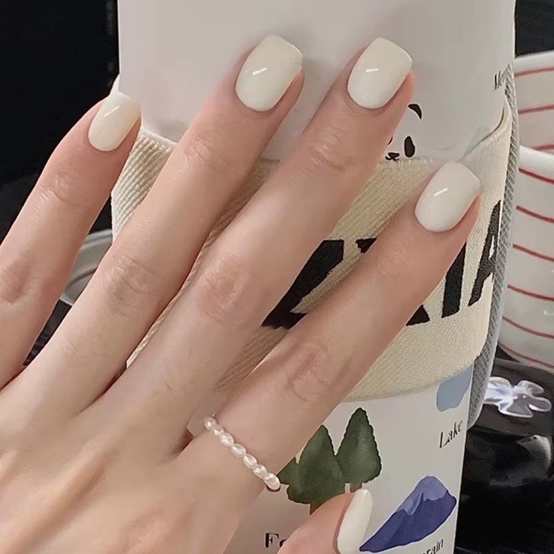 Uñas press on blanco tiza semi cuadrada