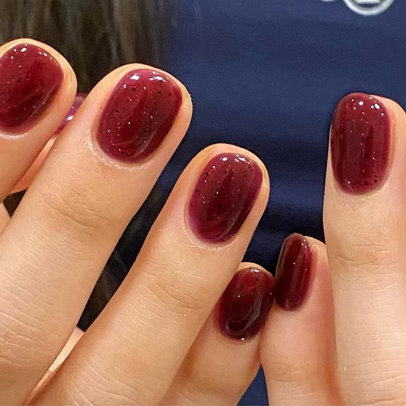 Uñas press on rojo rubí semi ojo de gato ovalada